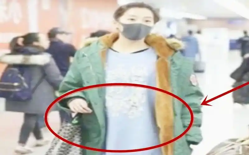 鹿晗陪关晓彤现身妇产科,小腹隆起孕味十足?网友:要官宣了吗