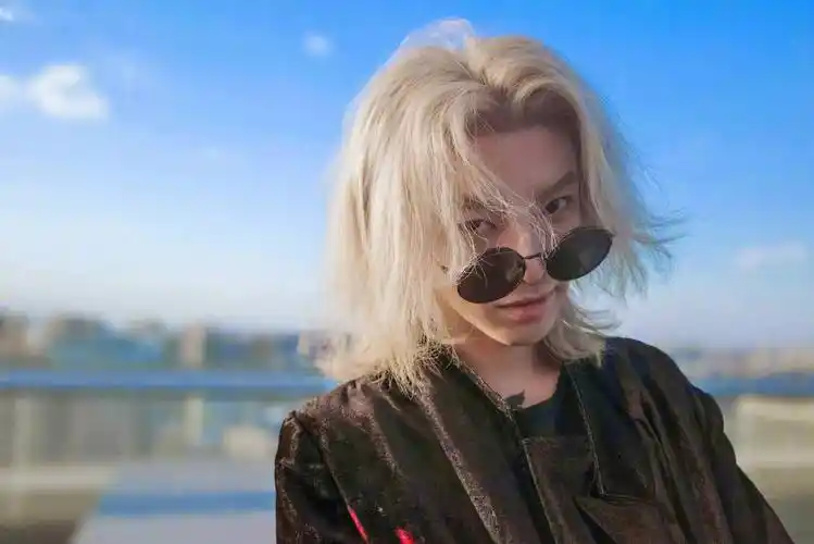 华晨宇最新自拍金色长发帅气迷人自由灵动是不被定义的风