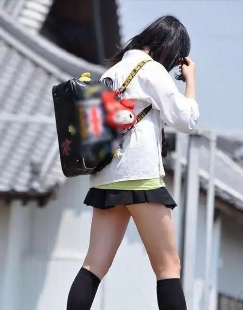 日本女高生裙子无限短引担忧