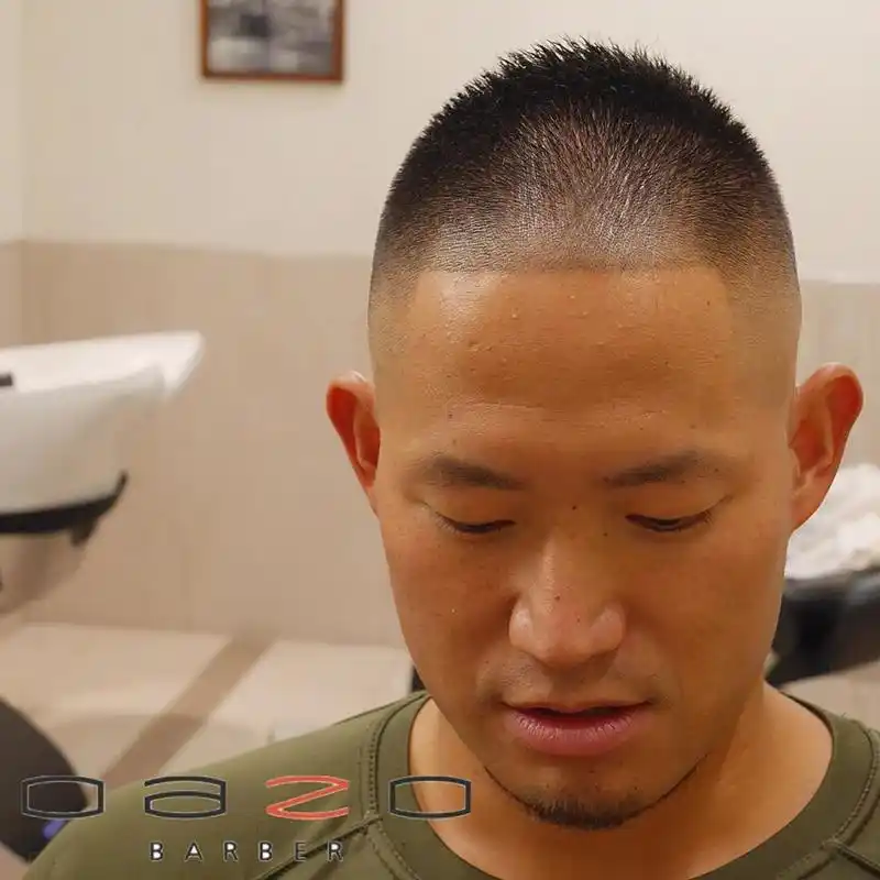 显精神 随着人们生活水平的不断提高,很多男士都开始重视自己的发型