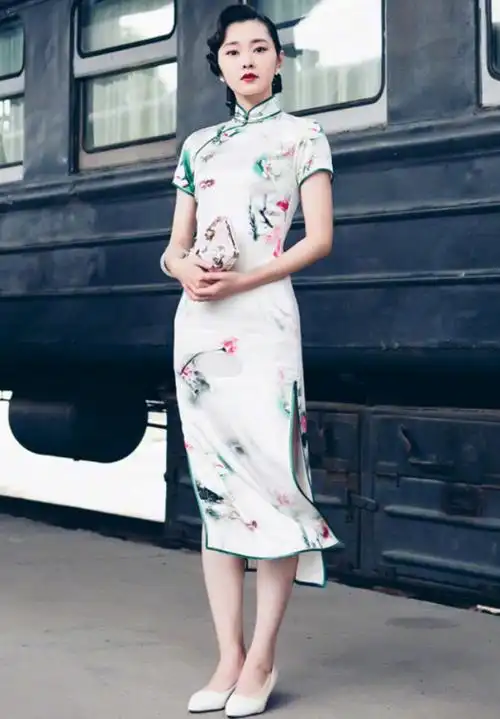 宋轶旗袍a4腰震惊网友,"腰夺命刀,臀夺人魂"引热议