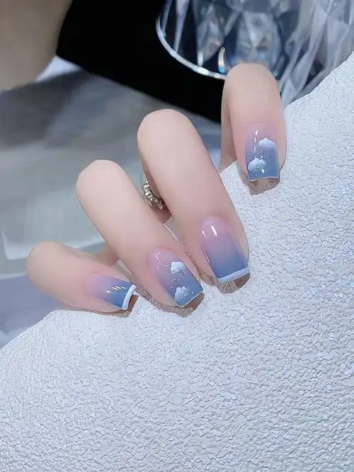 夏日清新温柔显白法式渐变云朵美甲