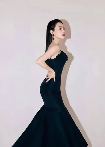 宋茜暮夜樱花裙出席时尚晚宴诠释法式优雅