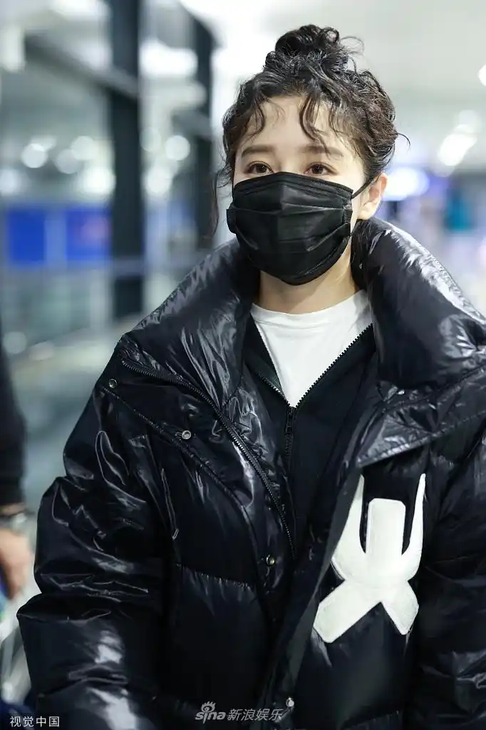 组图:阚清子黑色系穿搭时尚保暖 卷毛丸子头个性可爱