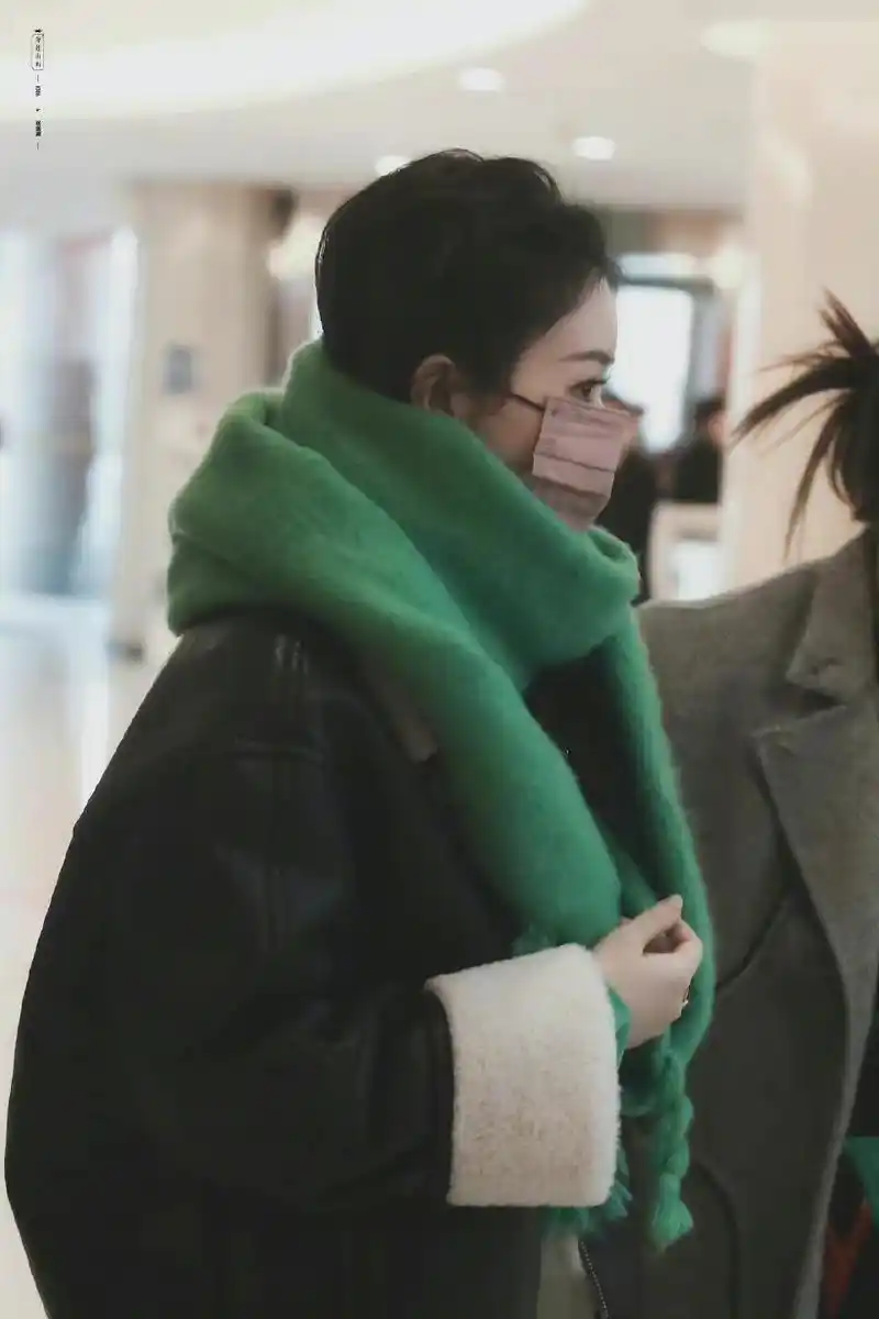 赵丽颖现身春晚彩排,绿色围巾,冬日暖意100分