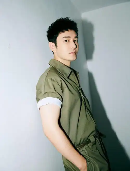 黄晓明一直走在时尚前沿,穿一套绿色工装,剪了个小碎发好帅气!