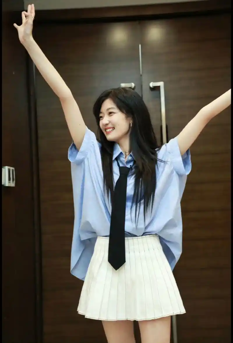 小美女孙千#孙千# 晒出了一组自己在《你好星期六》中的造型随拍,长发