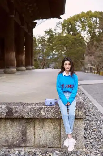 李沁春日街头随拍 明亮穿搭展甜美活力