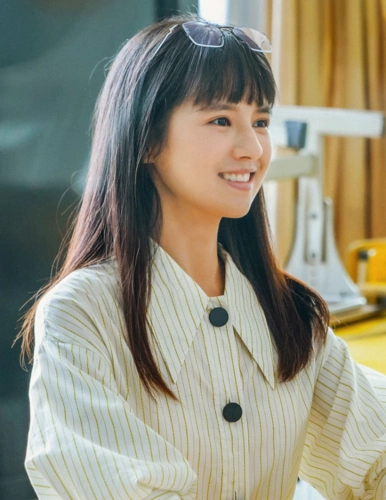 但这样的她很难不让人喜欢,扮演张雪儿的演员鹤男也长得非常清纯漂亮