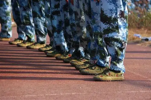 萌新军训抢先看!头顶水瓶正步走,你"感"动吗?