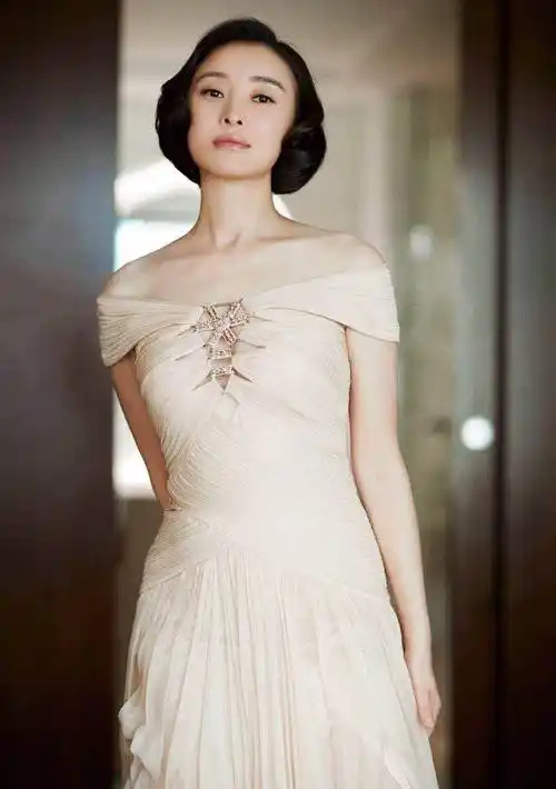 至今未婚的8位大龄女星,多人情史复杂,最大54岁,最小43岁_韩红_许晴