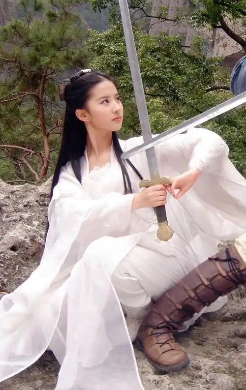 刘亦菲小龙女舞剑幕后花絮图一个集仙气与侠气于一身的女子