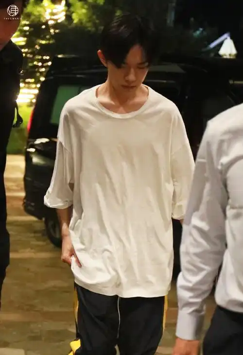 锁骨养鱼的爱豆#品一品易烊千玺的名品锁骨 致命喉结!