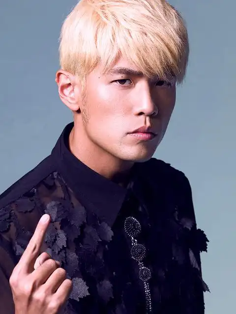 5张照片,只有1张假的"周杰伦",你能找出他是谁吗?