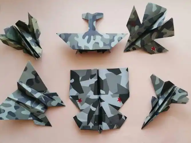 六年级男生举办个人折纸作品展_的飞机_颜色_红色