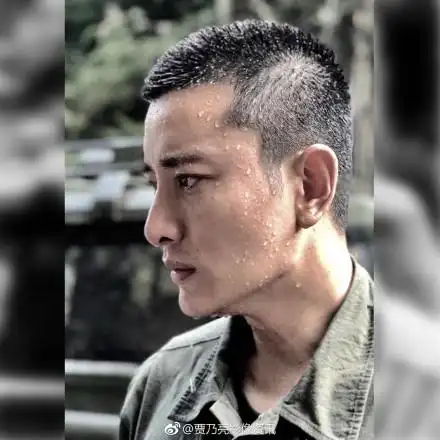 照片中,贾乃亮留着比寸头还短的军人发型,以前白皙的脸上涂满了野战军