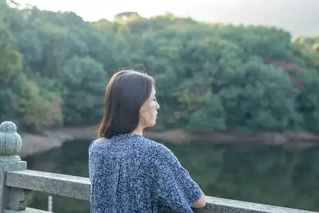 人物情绪安静思考