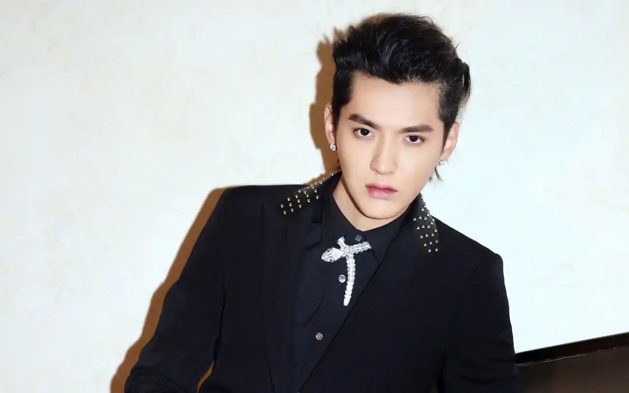 吴亦凡黑色西装帅气写真图片桌面壁纸