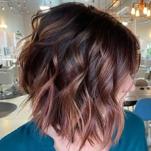 这款顶部头发非常黑,较浅的栗色只会在头发的末端出现.