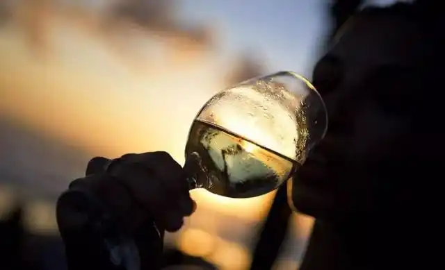 为什么在晚上喝酒之后会经常的在半夜醒来?可能与这几个因素有关