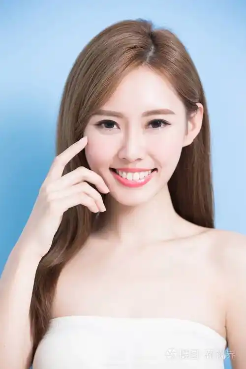 美艳的女人笑的很开心