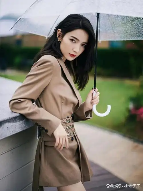 她的全名叫穆克代斯·库尔班,大家通常都叫她代斯.