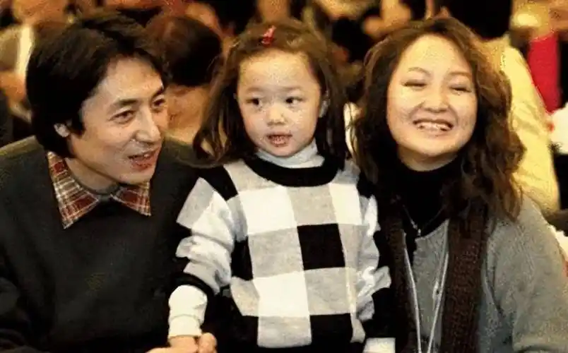 中戏毕业后,吴晓东在电视拍摄了《三国演义》,扮演孙权和孙坚,之后