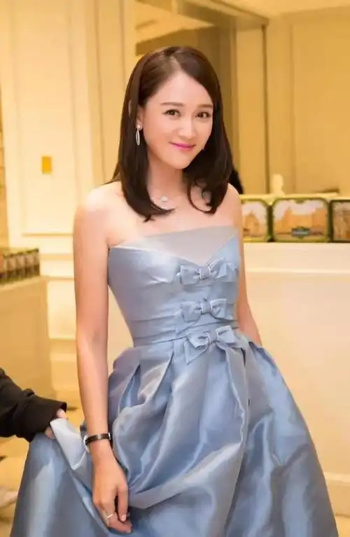 陈乔恩大方秀身材,蓝调抹胸裙精致高贵,蝴蝶结太有少女感|抹胸裙|蓝调