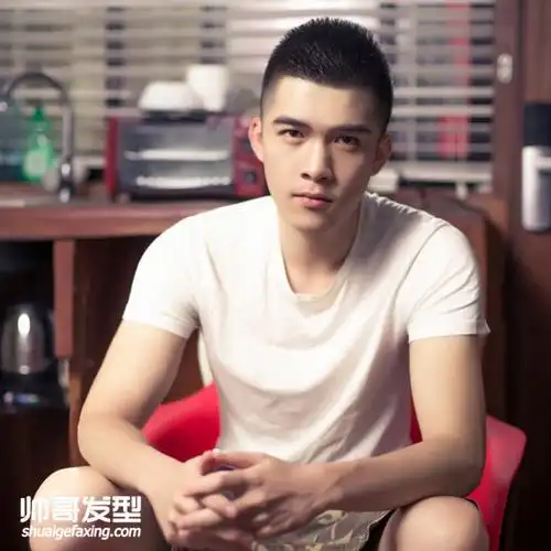 微博帅哥聪仔scoundrel照片 黑色短发寸头帅哥图片