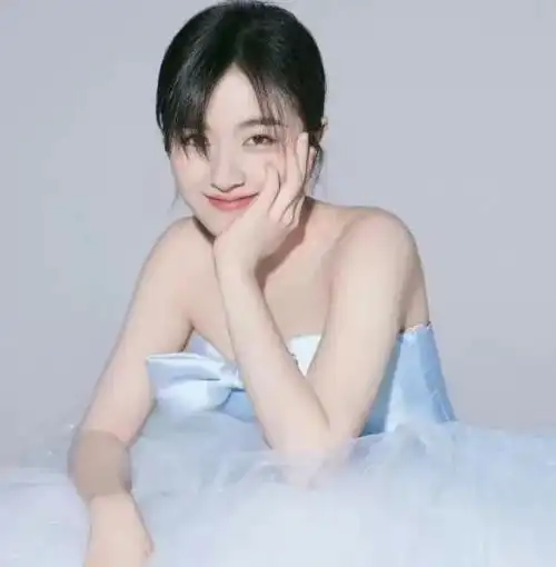 李兰迪晒公主裙夏日写真 天真烂漫仙气飘飘