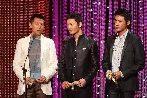 陆毅的微博上也只有《云中歌》的宣传,究其原因,可能也与陆毅与黄晓明