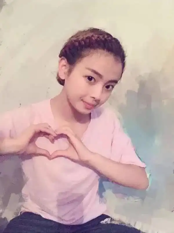 杨超越出道前旧照引争议,有人说长得不像,很人说妆容问题而已