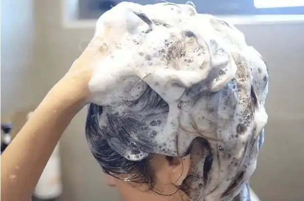 女生洗头时要注意这3点否则头发越洗越油变秃头星人