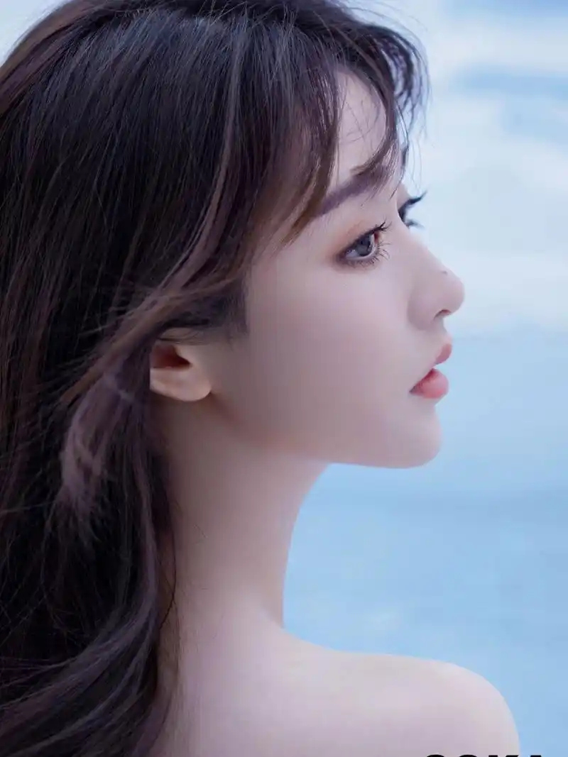 长相大气甜美五官精致的美女,穿搭白色露肩毛衣,又美又飒好漂亮