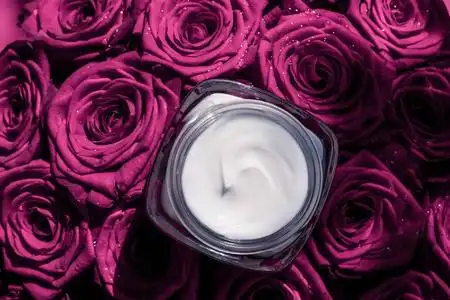 面霜皮肤润肤霜粉红色玫瑰花,豪华护肤品照片