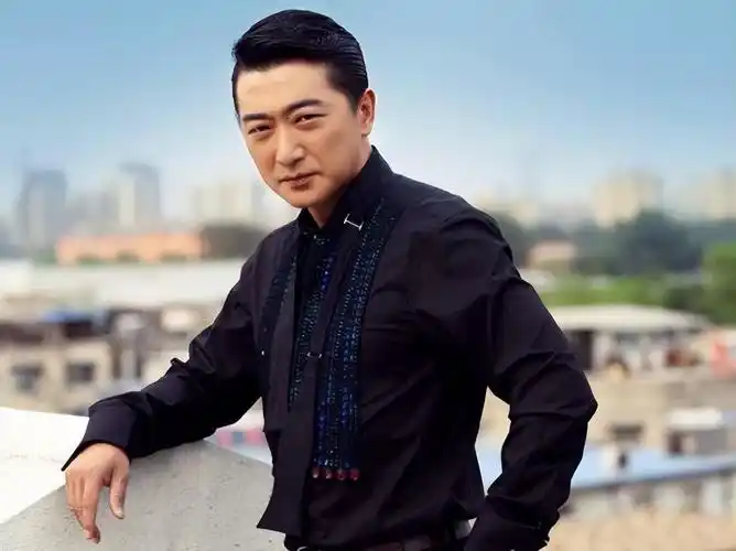 54岁演员邵峰定居加拿大,豪宅内打球吃烤羊,桌上茅台洋酒成排