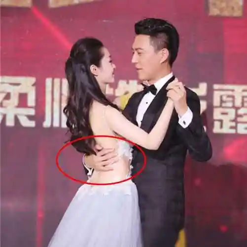 宋轶为出名也是拼了!录节目只穿"肚兜",靳东紧张手抱腰太用力