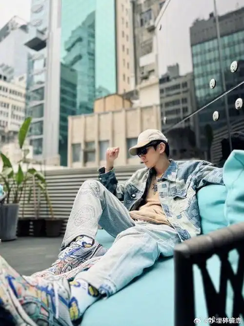 林俊杰晒照并配文吸收太阳的能量再出发