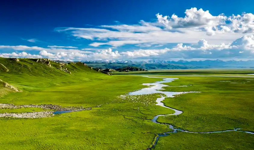 夕阳下的巴音布鲁克草原风景图片新疆草原巴音布鲁克草原