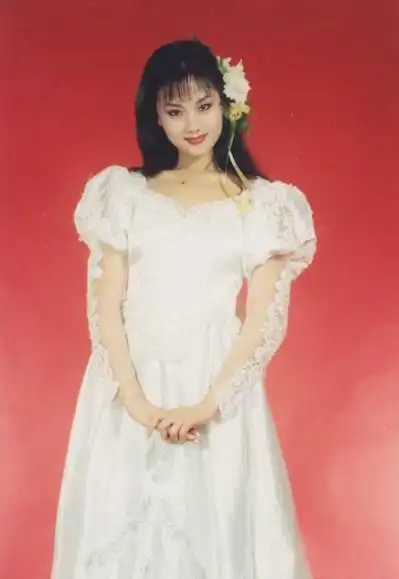 李颖晒美照穿着一袭白色长裙美如仙女网友现在更美