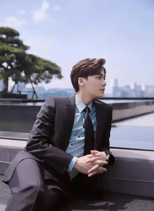 李易峰,宋茜,小鬼等人出席活动;张哲瀚,孟美岐等新代言官宣;鹿晗,刘雨