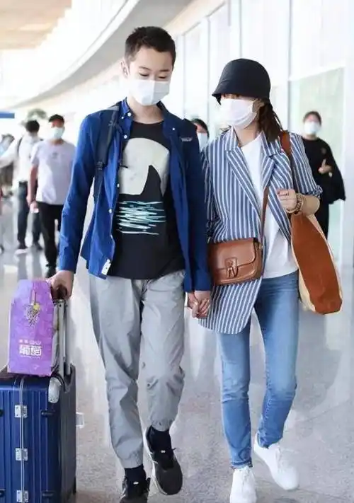 海清携儿走机场,14岁儿子长相清秀身高超妈妈,母子全程手牵手太有爱