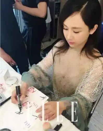 杨紫穿透视装太透了,尺度也越来越大! !