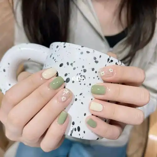 手绘小碎花 让整个夏天干净清爽#绿色美甲  #夏日美甲  #美甲  #ins
