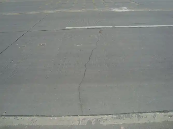 浅谈水泥混凝土路面裂缝与处理方法