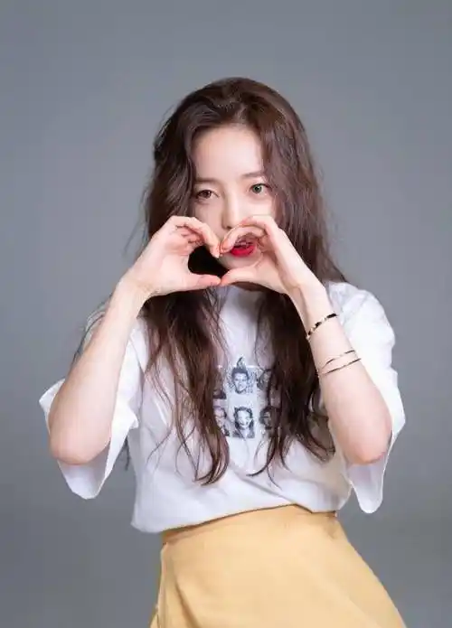 相信大家还记得25天前具荷拉和权志龙的合影事件吧,作为权志龙少数的