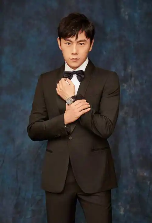 秦昊整容前旧照曝光,又黑又土堪称换头,难怪伊能静女儿是单眼皮