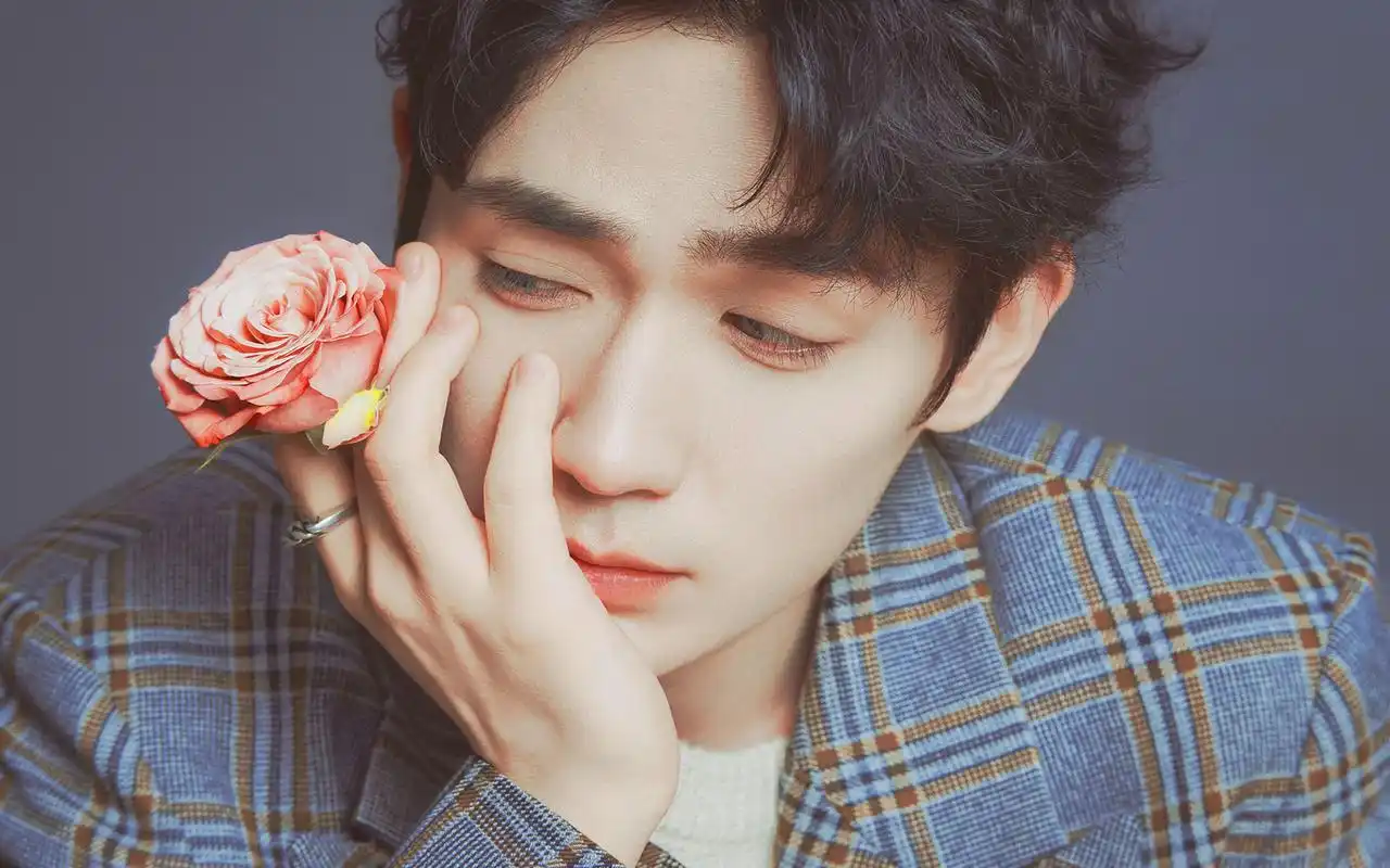 男神朱一龙帅气迷人桌面壁纸图片