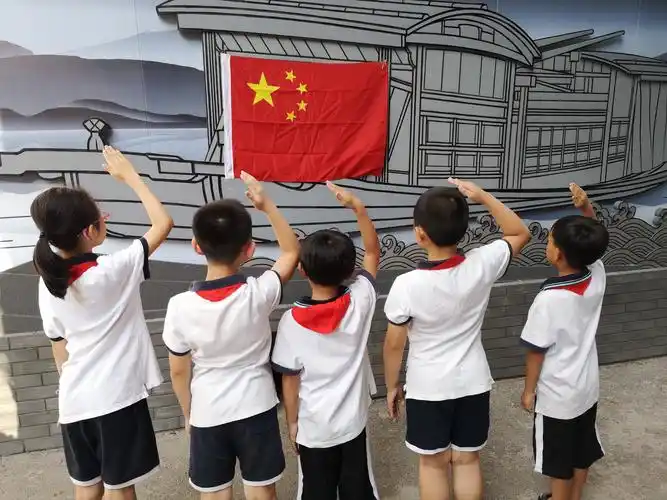 活动最后,我们集体向国旗敬礼,希望长大后能为祖国做出自己的贡献!