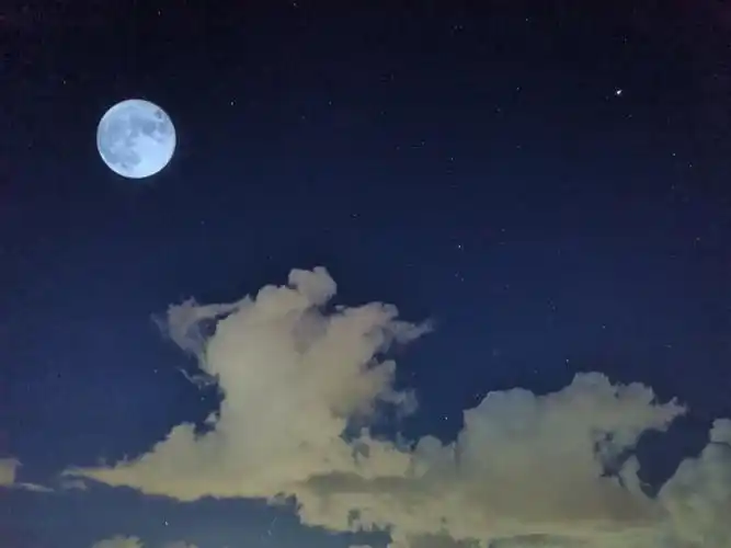 是后期加的,开始只觉得这片云好看就把它拍了下来,是在夏天晚上拍的